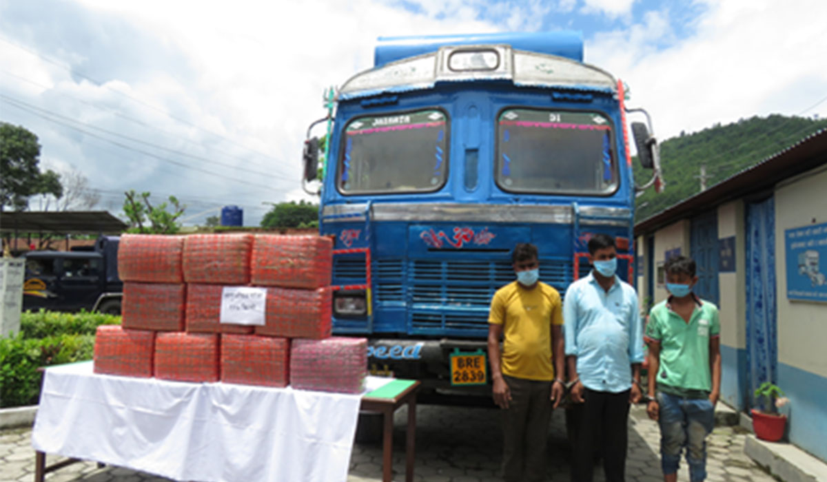 दुईलाख केजी अवैध सुपारीसहित आठवटा भारतीय ट्रक नियन्त्रणमा